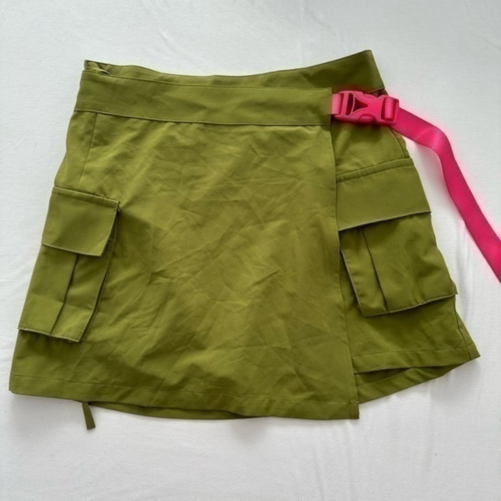 Fabletics Cargo Pockets Warp Mini Skirt Safari Green XS
Condition 9/10 no flaws